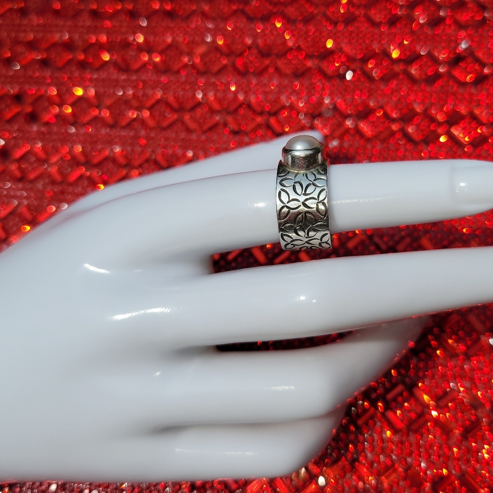 Janice Girardi Designs silver ring with pearl stone - Picture 2 of 9